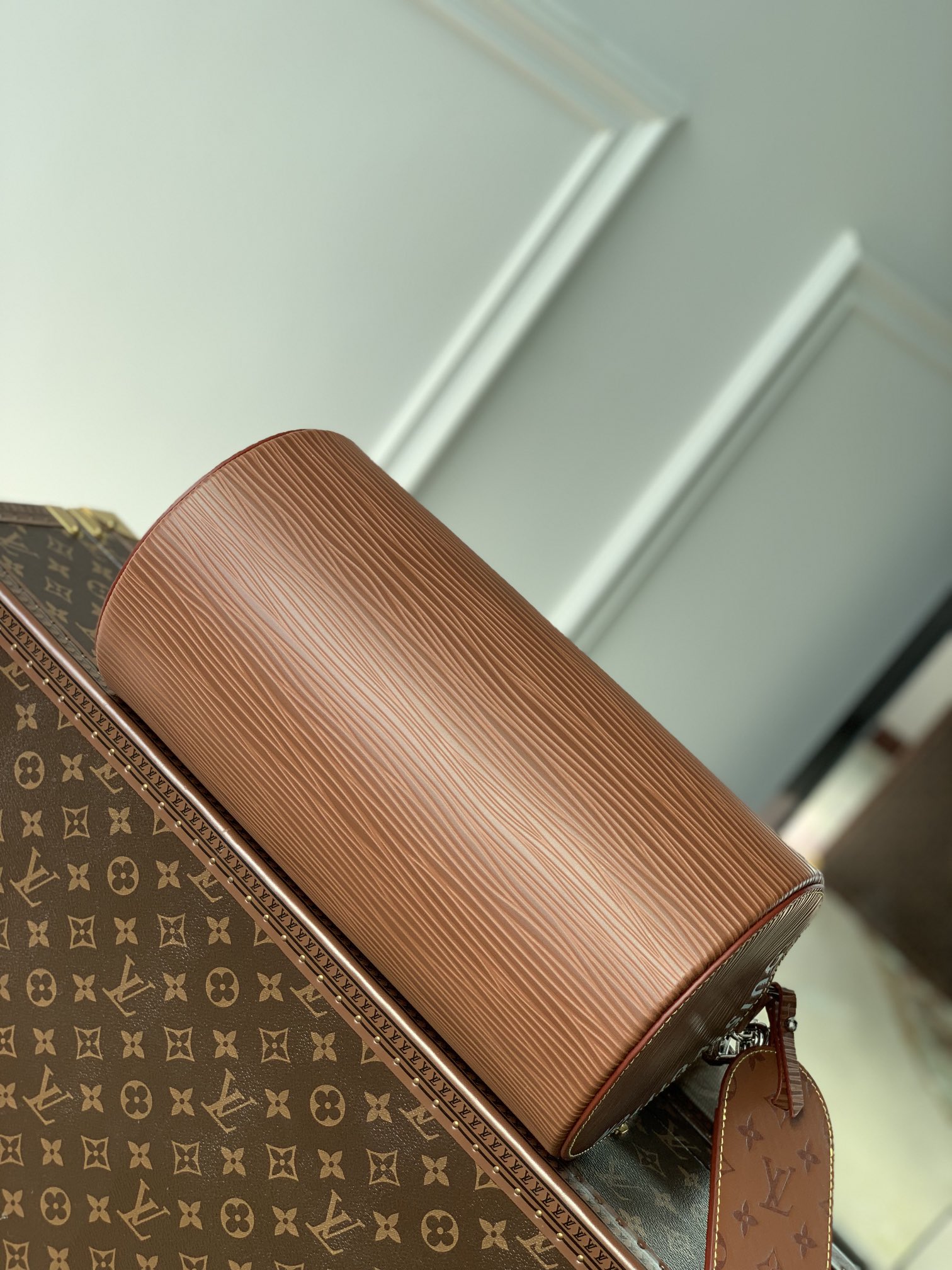 l**is V*t*n soft polochon bag m46692-27x 15x 15cm