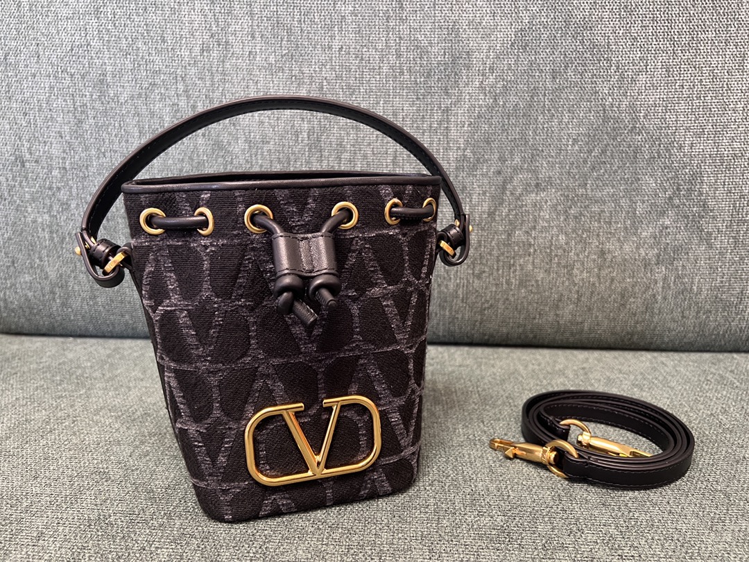Valentino GARAVANIVLOGO SIGNATURE Bag-12*18*10CM