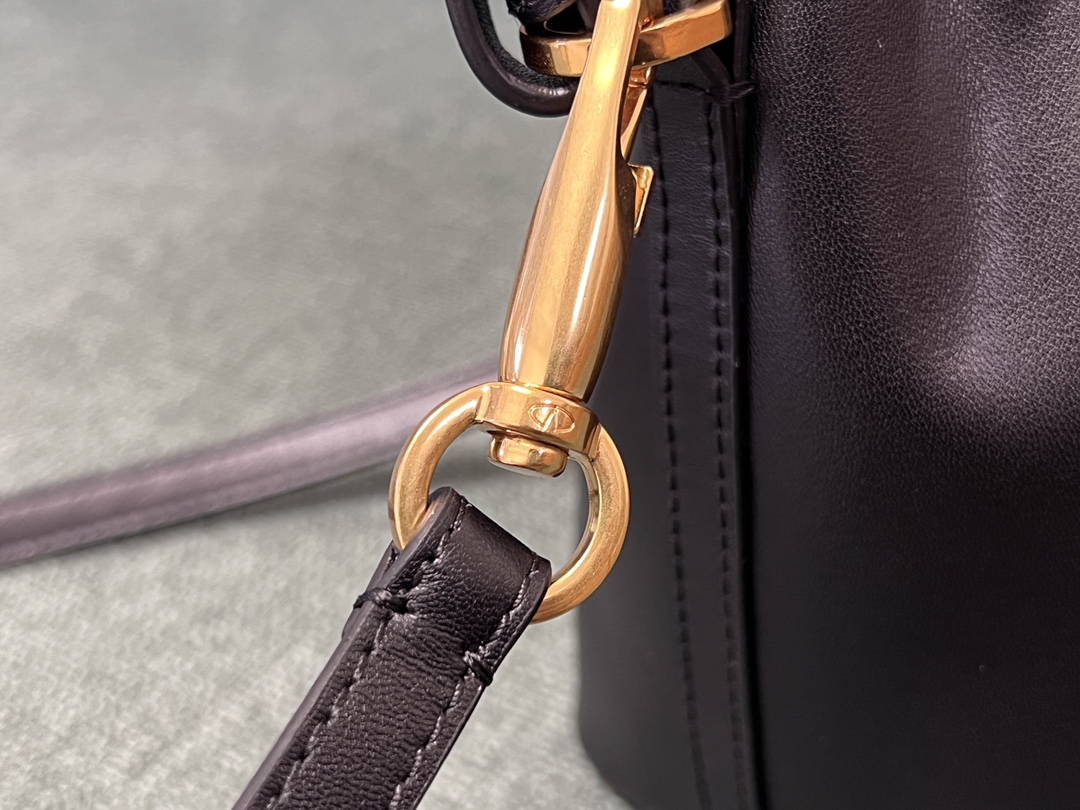 Valentino GARAVANIVLOGO SIGNATURE Bag-12*18*10CM