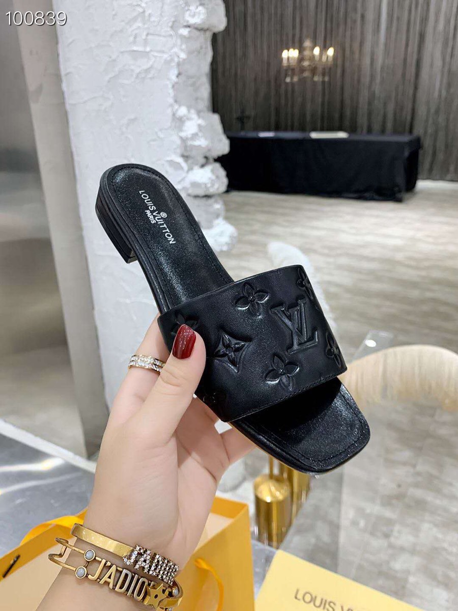 l**is V*t*n slippers