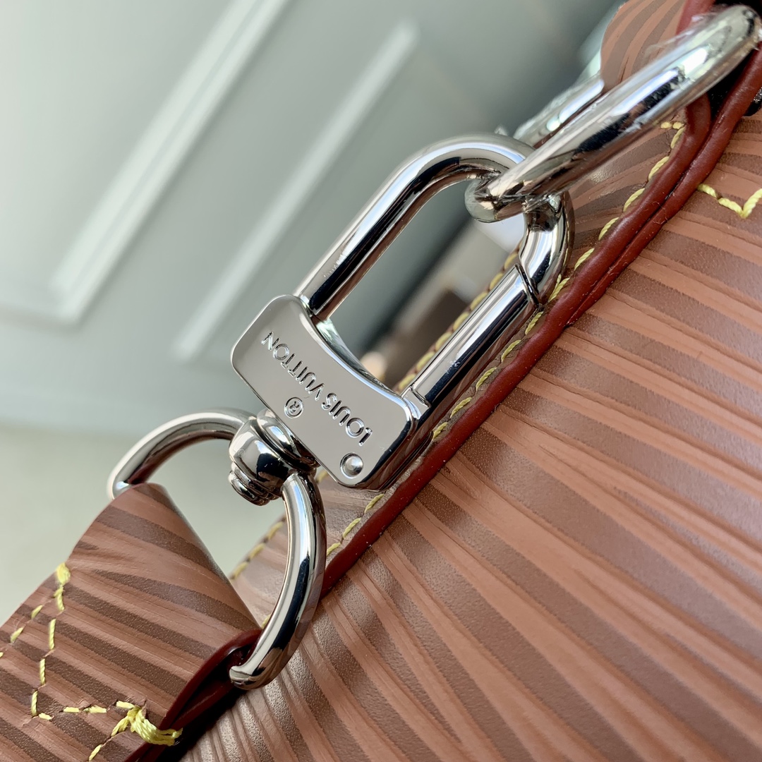 l**is V*t*n alma travel bag-64 x 42 x 22cm