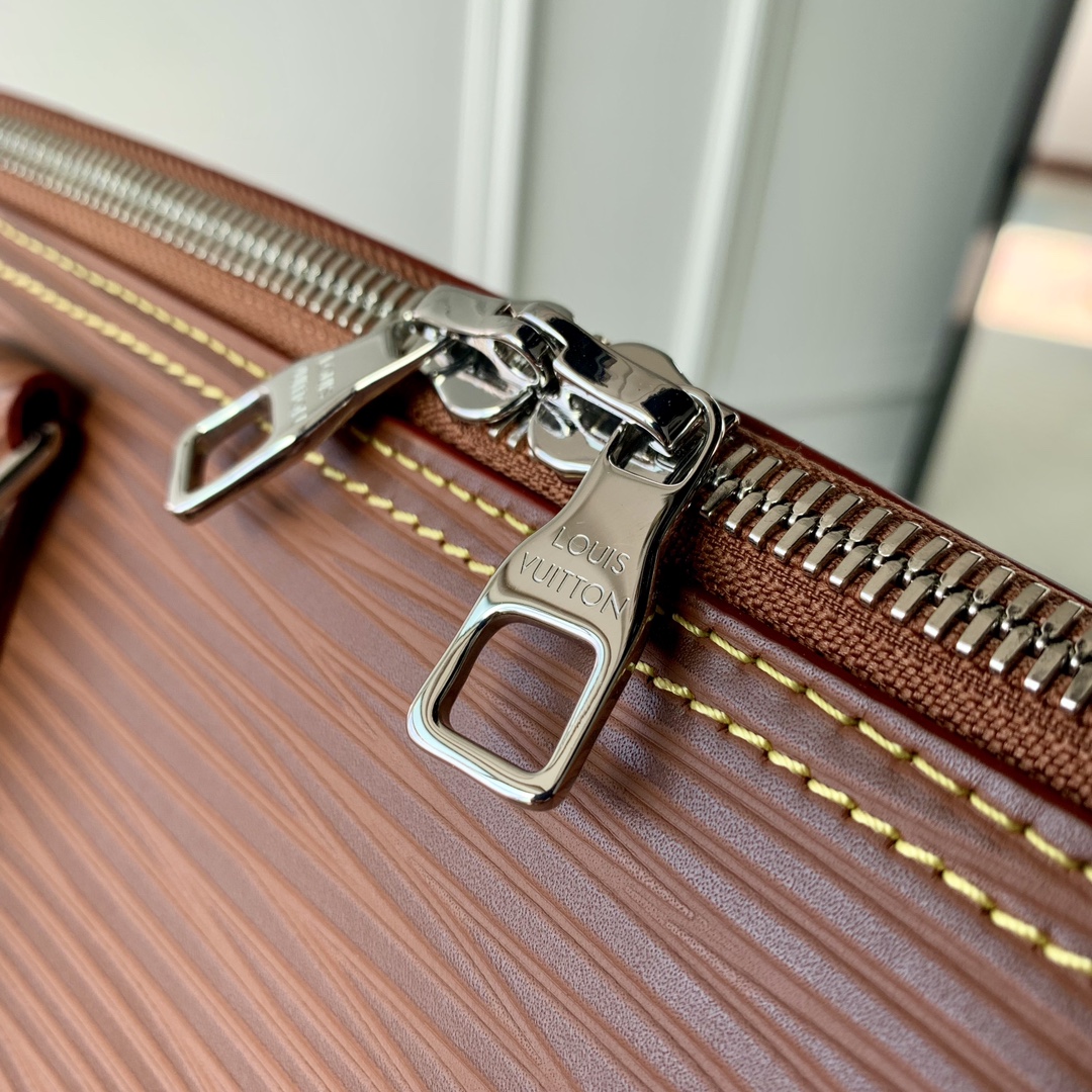 l**is V*t*n alma travel bag-64 x 42 x 22cm