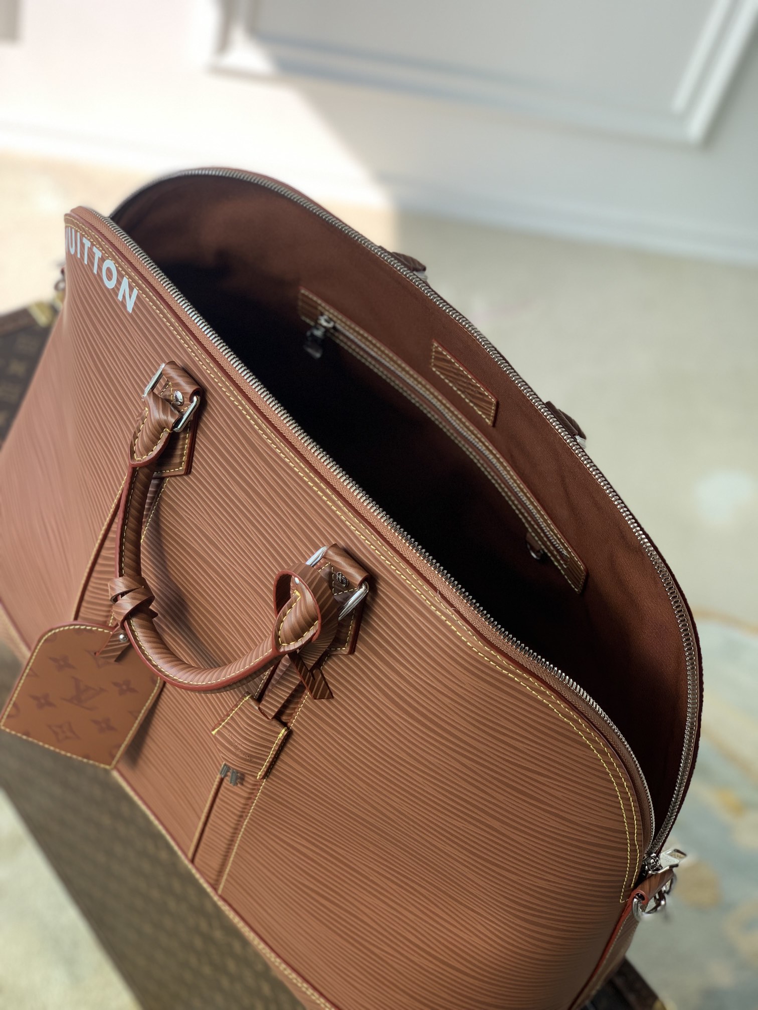 l**is V*t*n alma travel bag-64 x 42 x 22cm