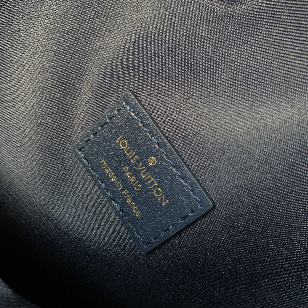 l**is V*t*n discovery backpack-29*38*20cm