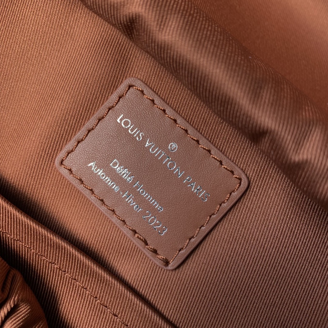 l**is V*t*n montsouris backpack-32 x 40 x 19cm