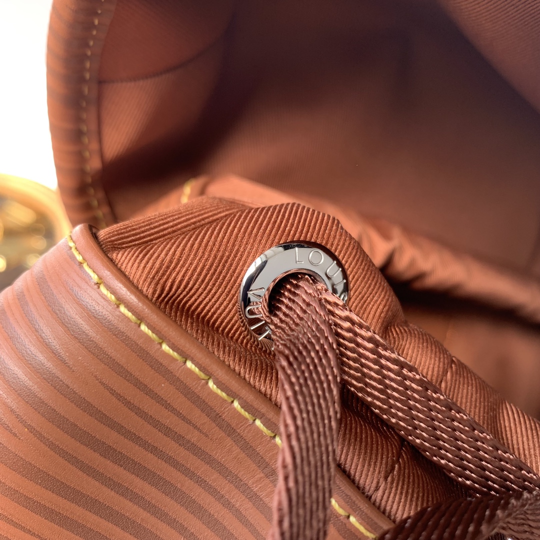 l**is V*t*n montsouris backpack-32 x 40 x 19cm