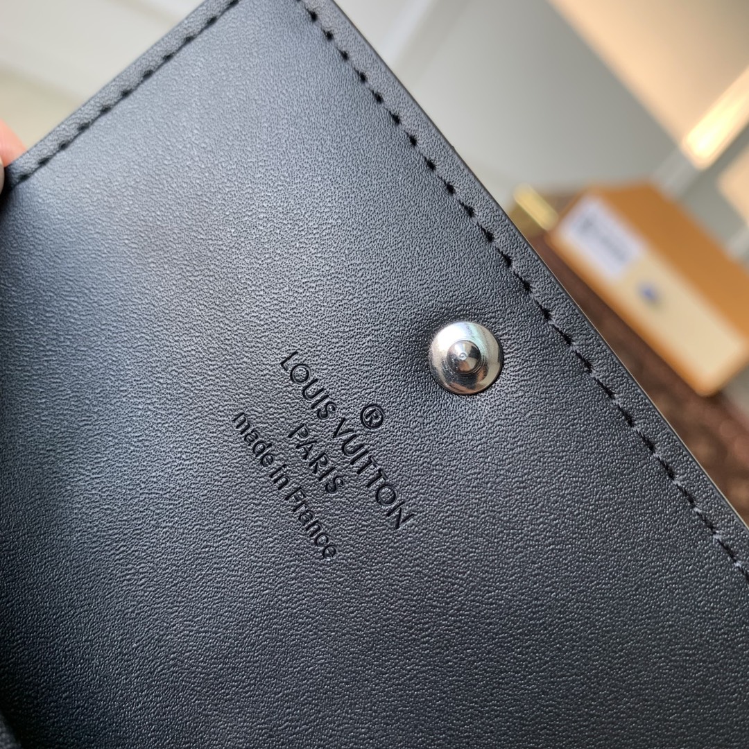 l**is V*t*n wallet-m82604-12*7*2cm