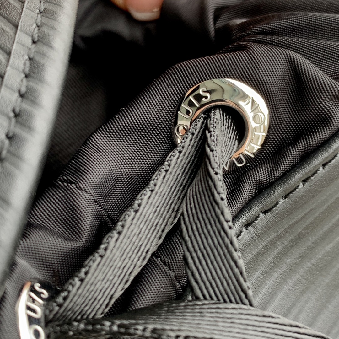 l**is V*t*n montsouris backpack-32 x 40 x 19cm