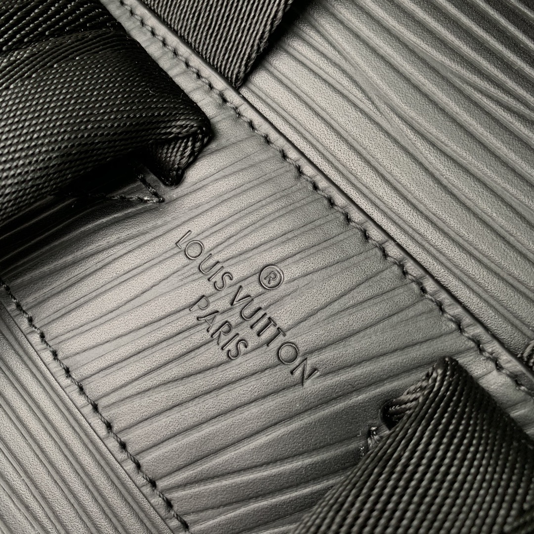 l**is V*t*n montsouris backpack-32 x 40 x 19cm