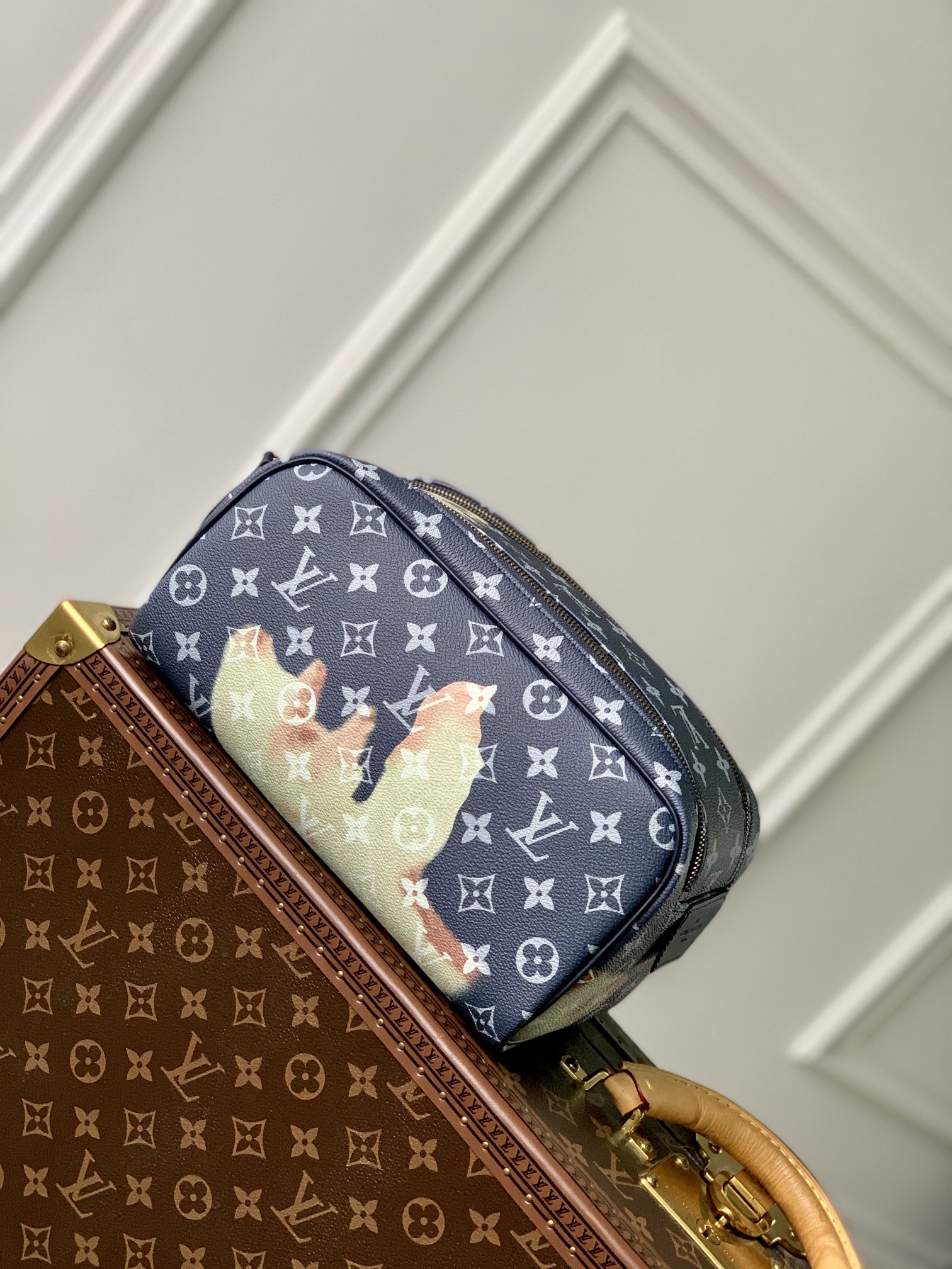 l**is V*t*n dopp kit-28 x 15 x 16.5cm