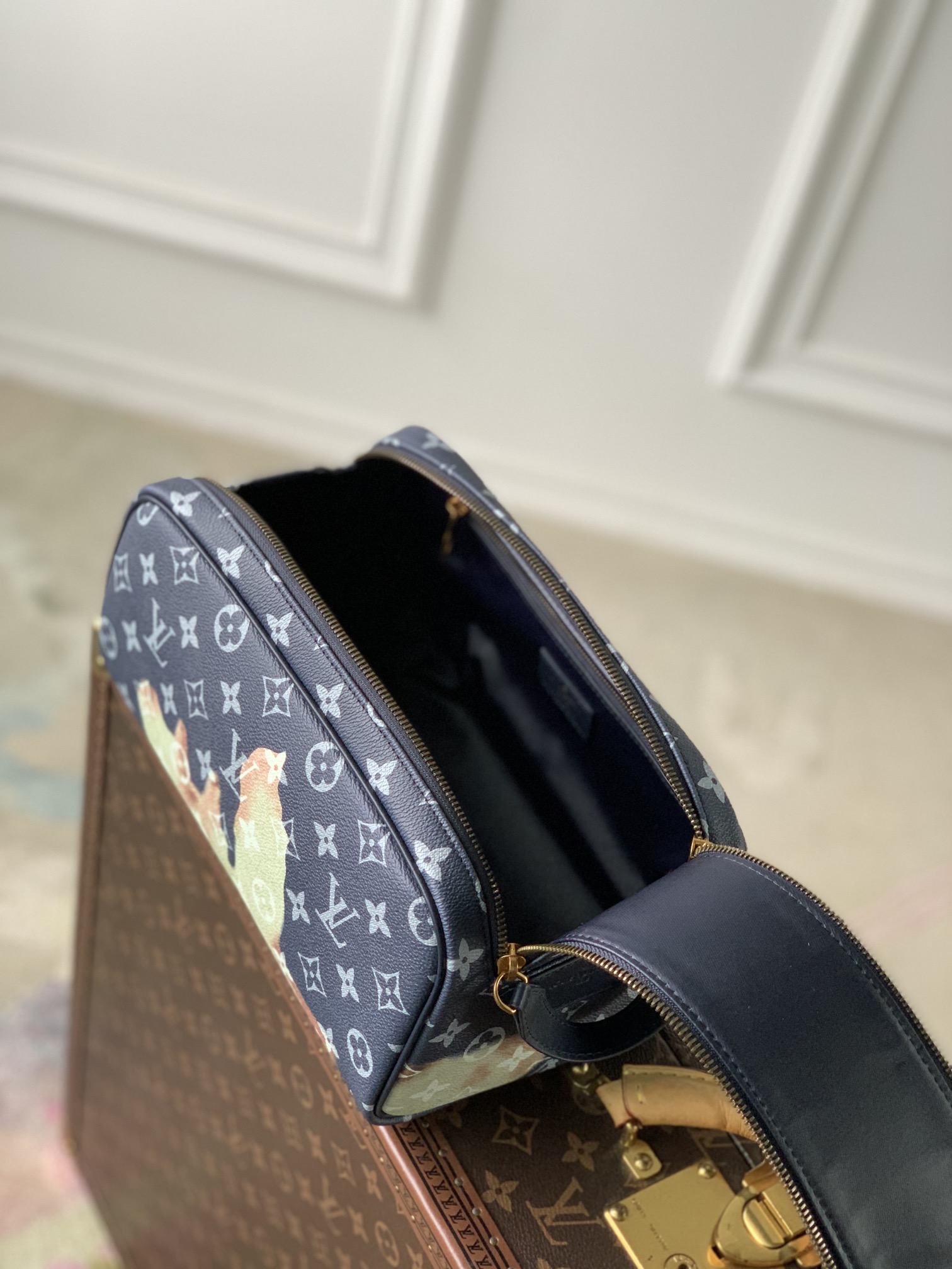 l**is V*t*n dopp kit-28 x 15 x 16.5cm