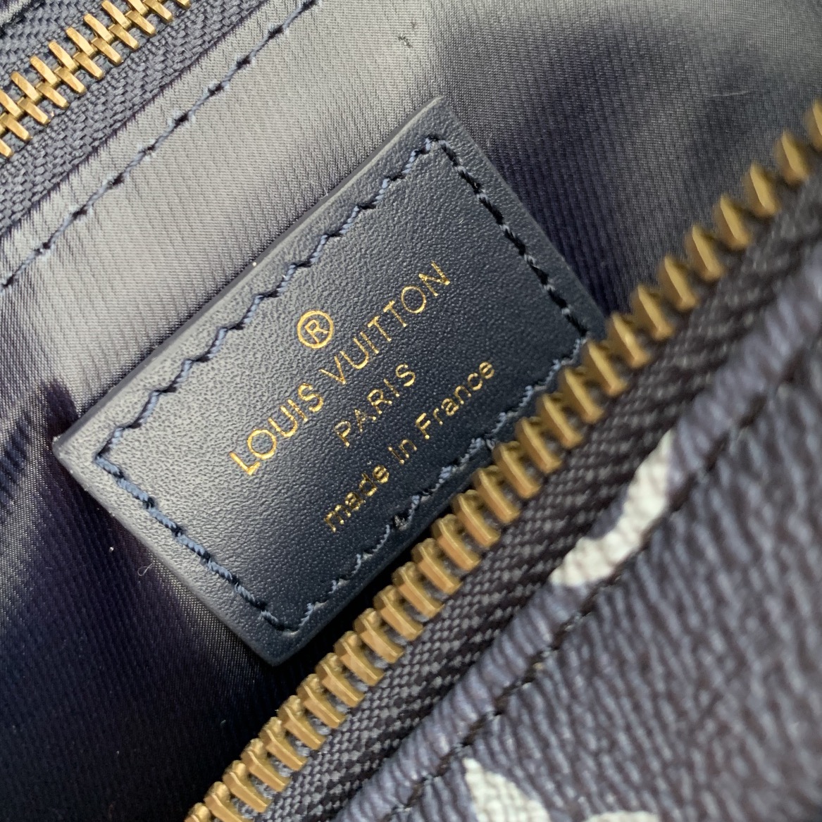 l**is V*t*n dopp kit-28 x 15 x 16.5cm