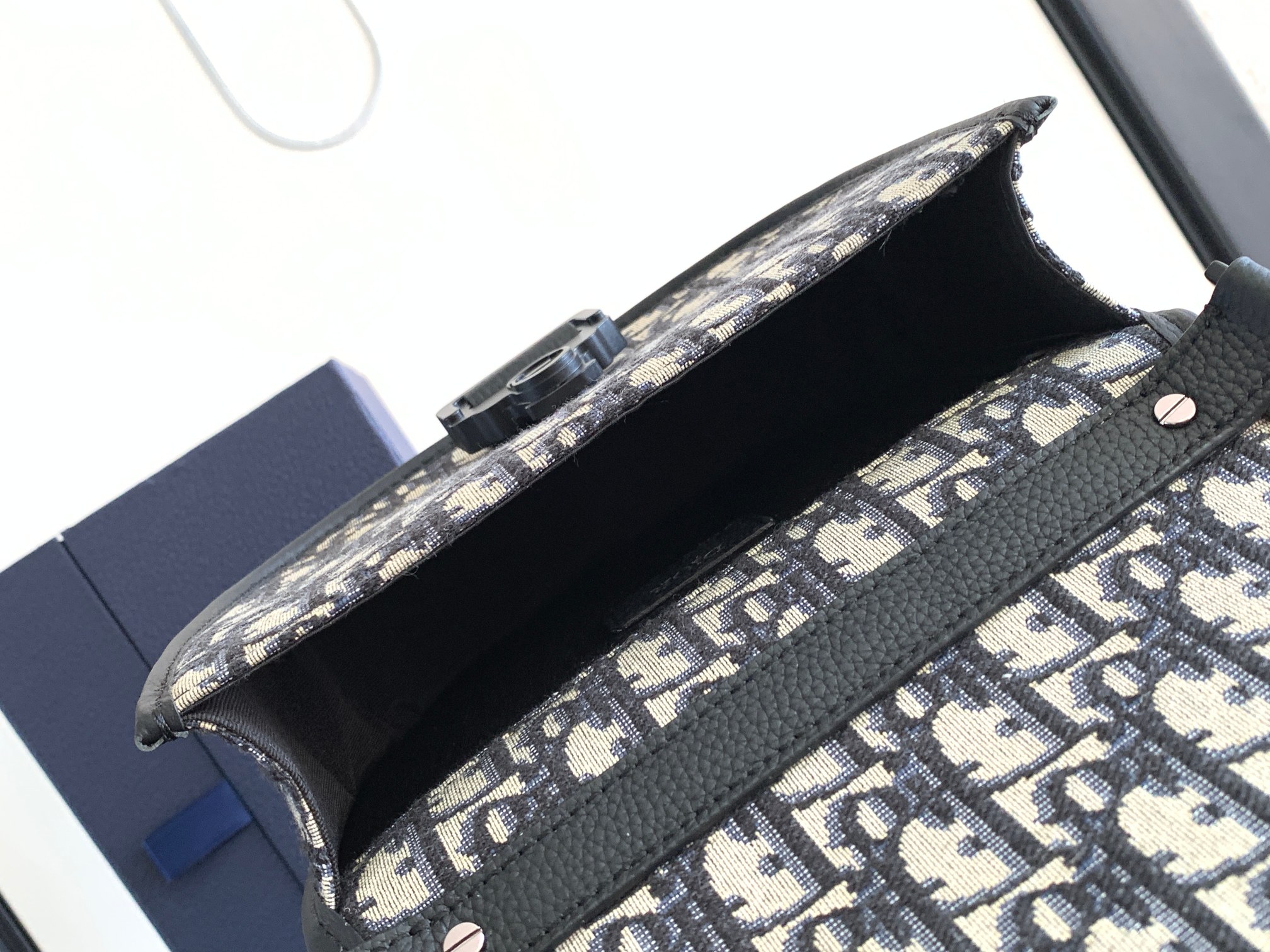 D*or gallop messenger bag-20.5 x 16 x 5cm