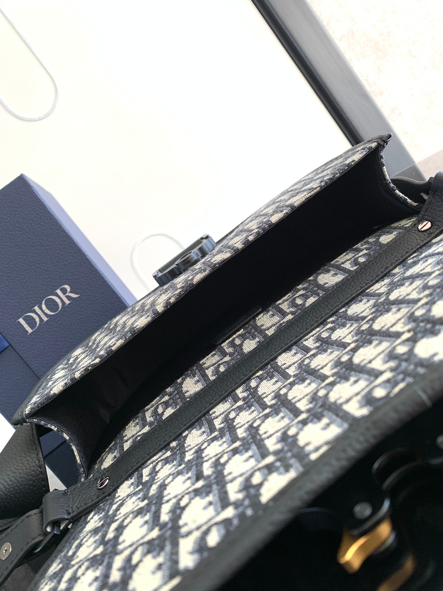 D*or gallop messenger bag-28 x 22 x 7 cm