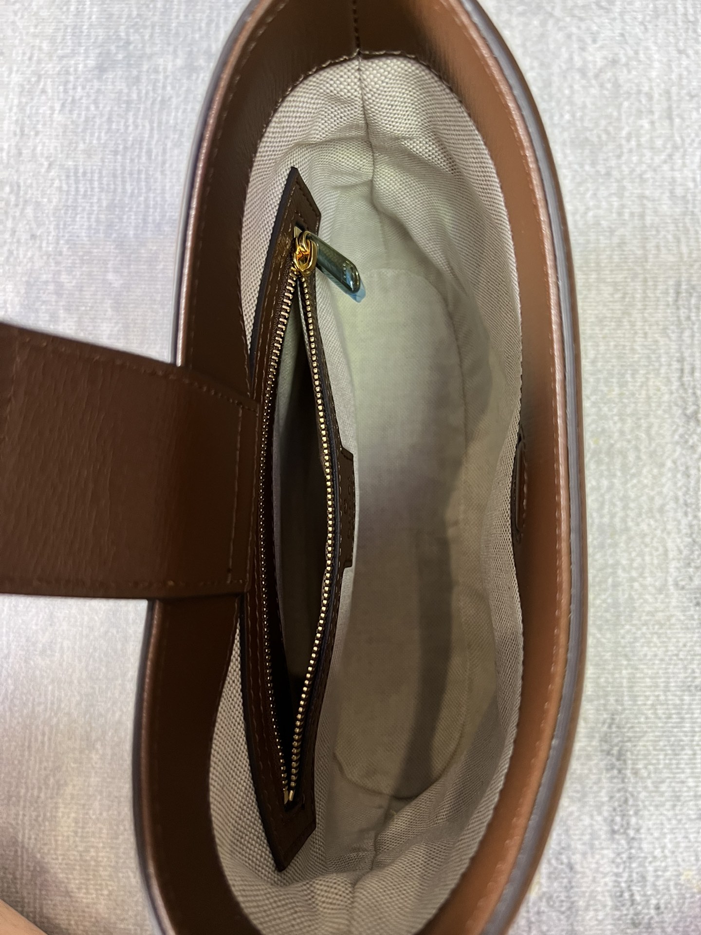 G*u*i tote 2023-25x 21x 9cm