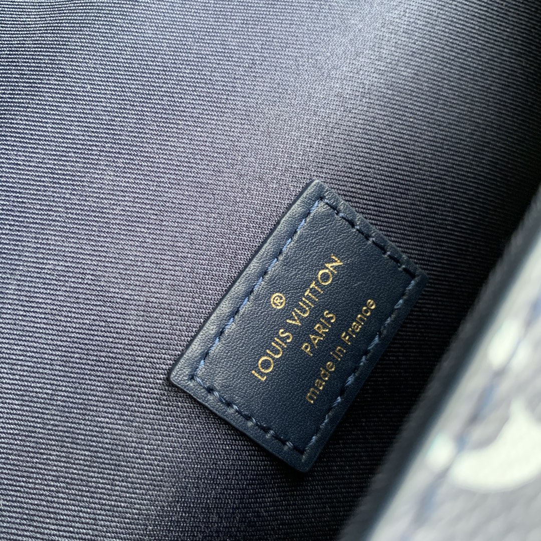 l**is V*t*n steamer bag-18x 11x 6.5cm