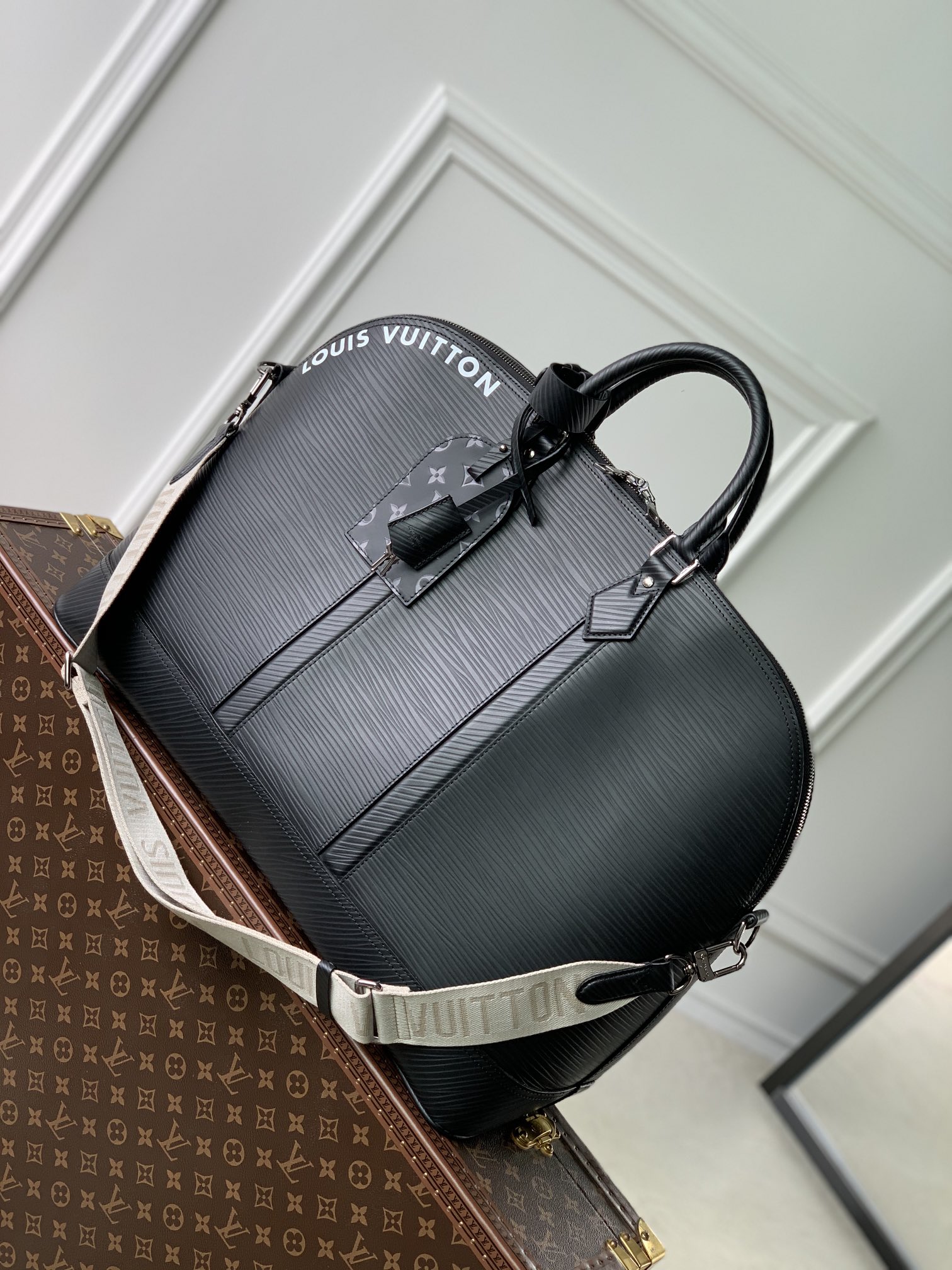 l**is V*t*n alma travel bag-64 x 42 x 22cm