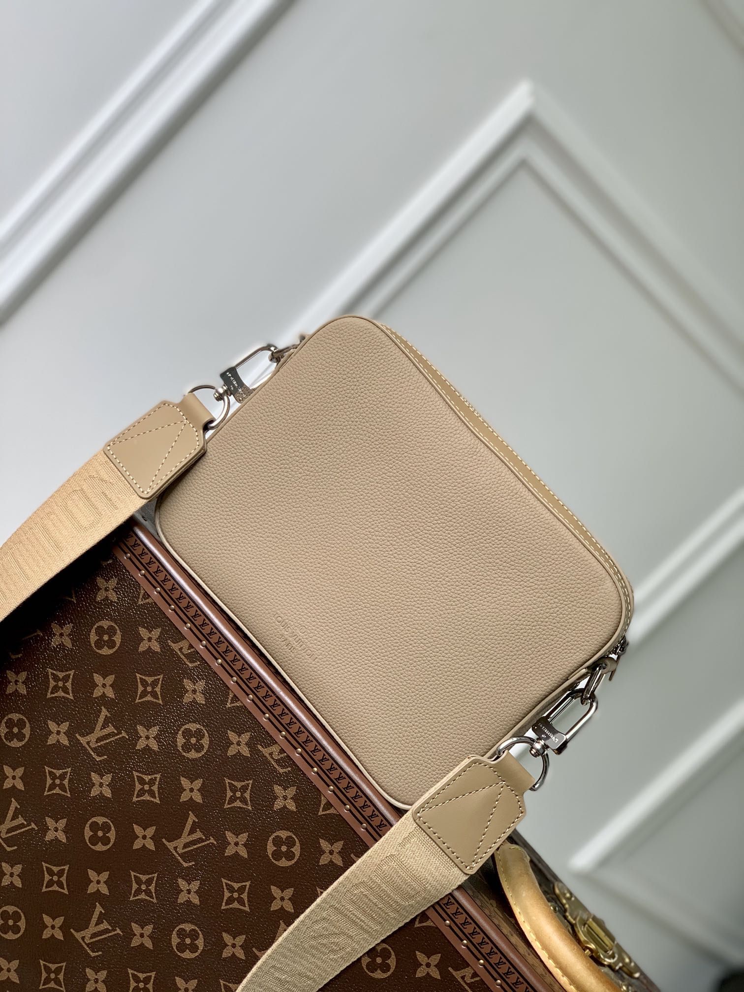 l**is V*t*n fastline messenger bag-23.5 x 18 x 7cm