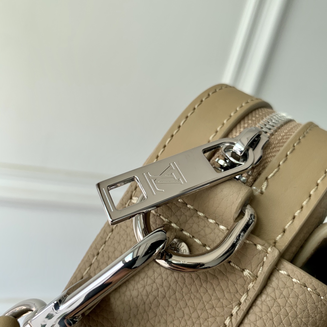 l**is V*t*n fastline messenger bag-23.5 x 18 x 7cm