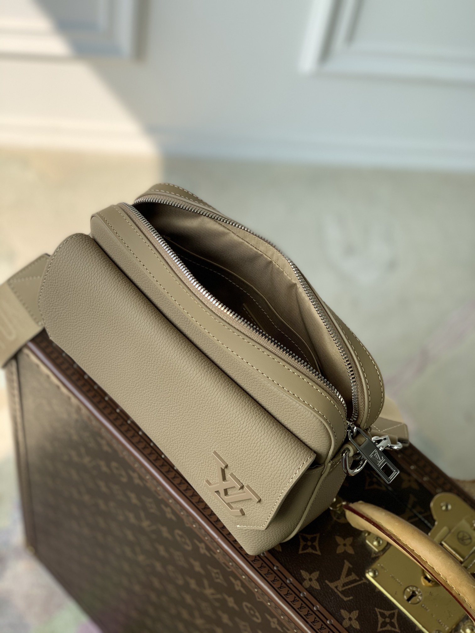 l**is V*t*n fastline messenger bag-23.5 x 18 x 7cm