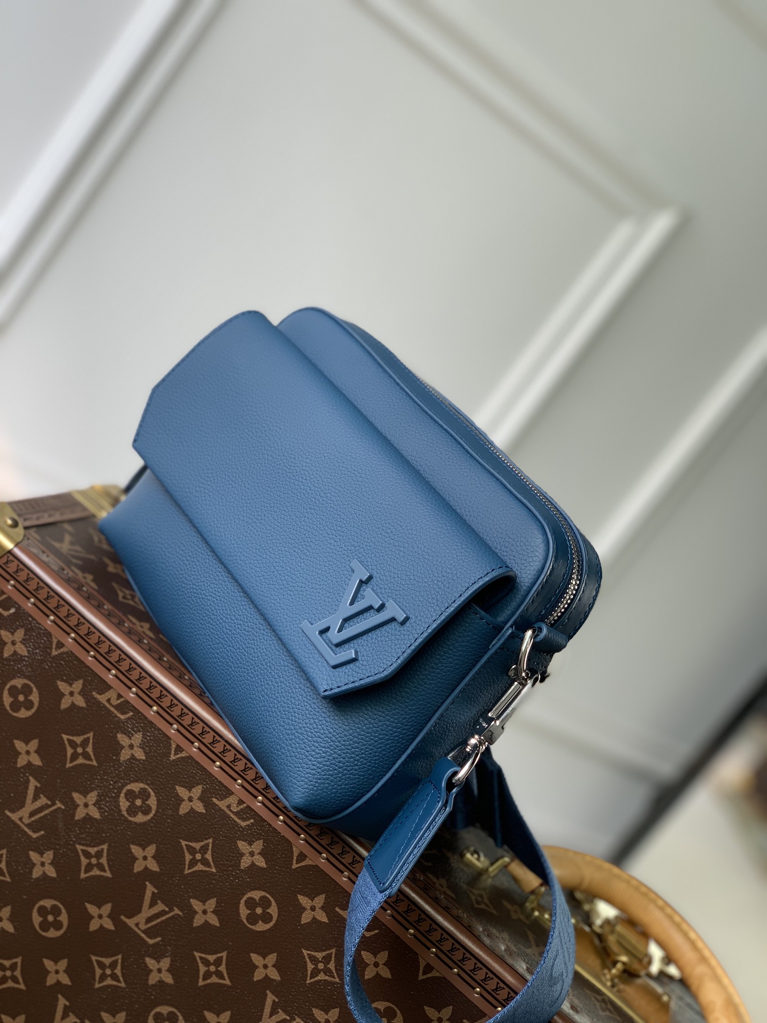 l**is V*t*n fastline messenger bag-23.5 x 18 x 7cm