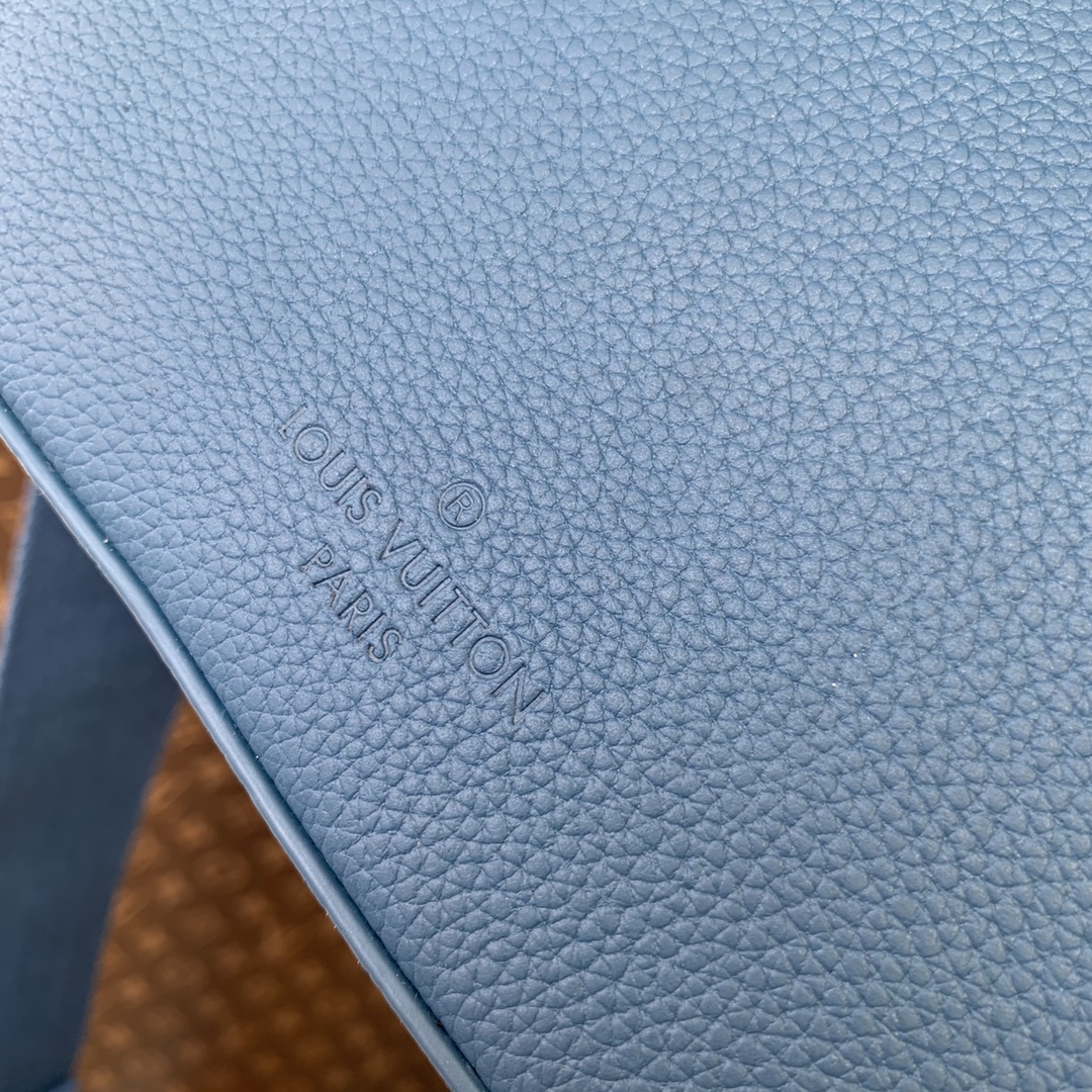 l**is V*t*n fastline messenger bag-23.5 x 18 x 7cm