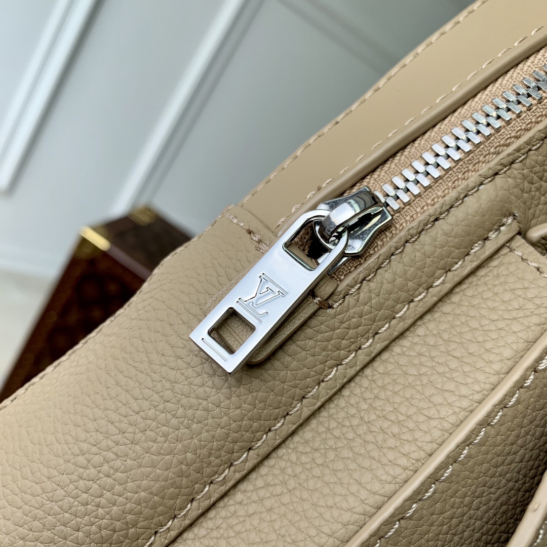 l**is V*t*n pilot backpack-20.0 x 30.0 x 4cm