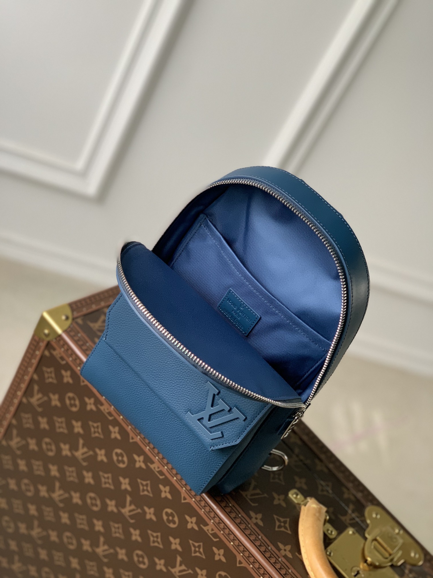 l**is V*t*n pilot backpack-20.0 x 30.0 x 4cm