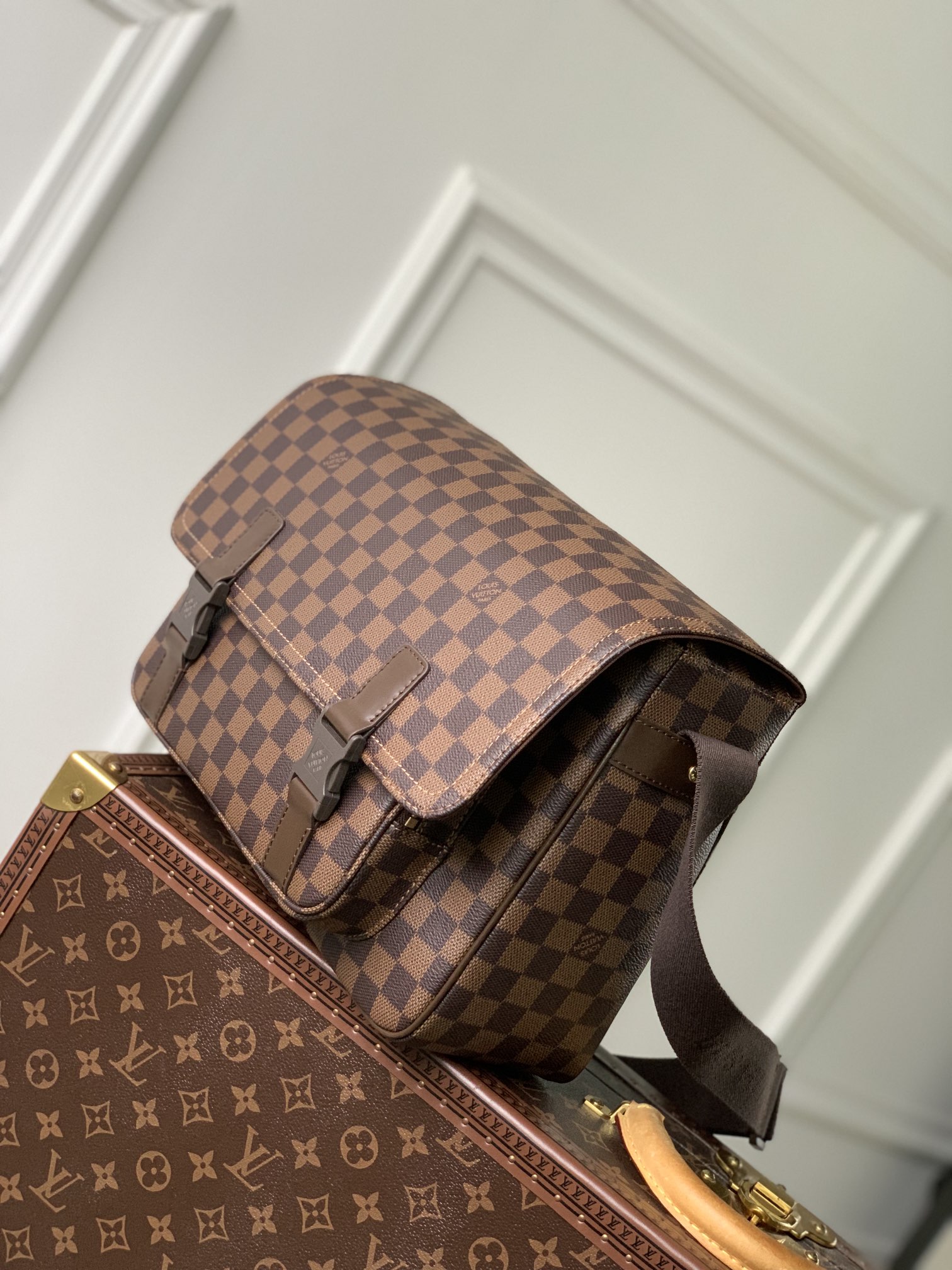 l**is V*t*n vintage messenger bag-34×18×23cm