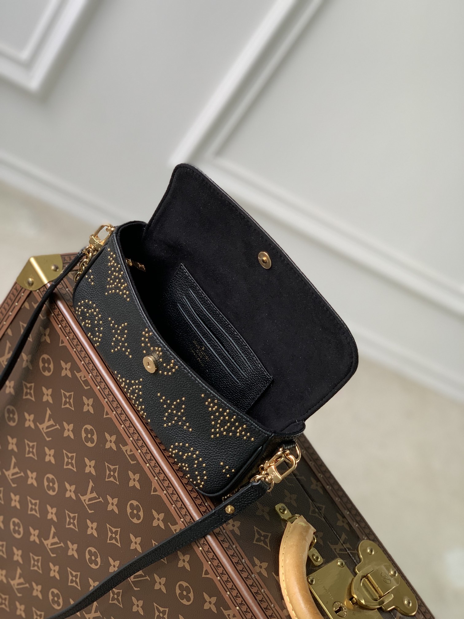 l**is V*t*n wallet on chain ivy-23.5 x 12.0 x 4.3 cm