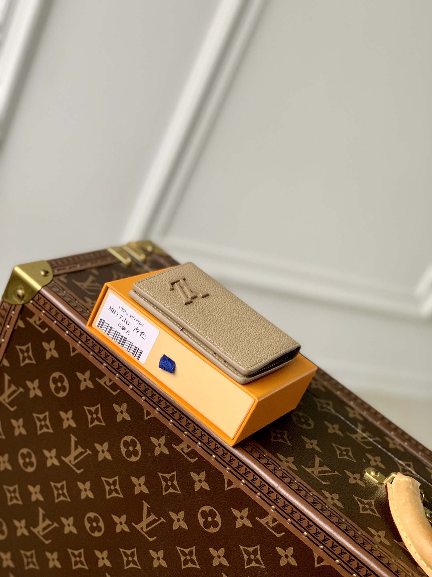 l**is V*t*n aerogram wallet-8 x 11 x 1cm