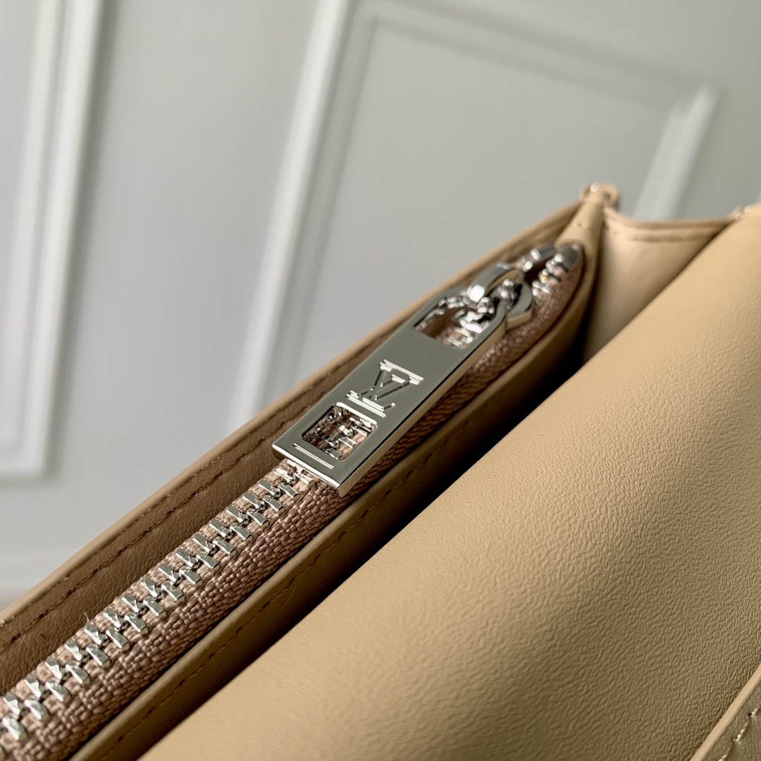 l**is V*t*n wallet-10*19*2cm