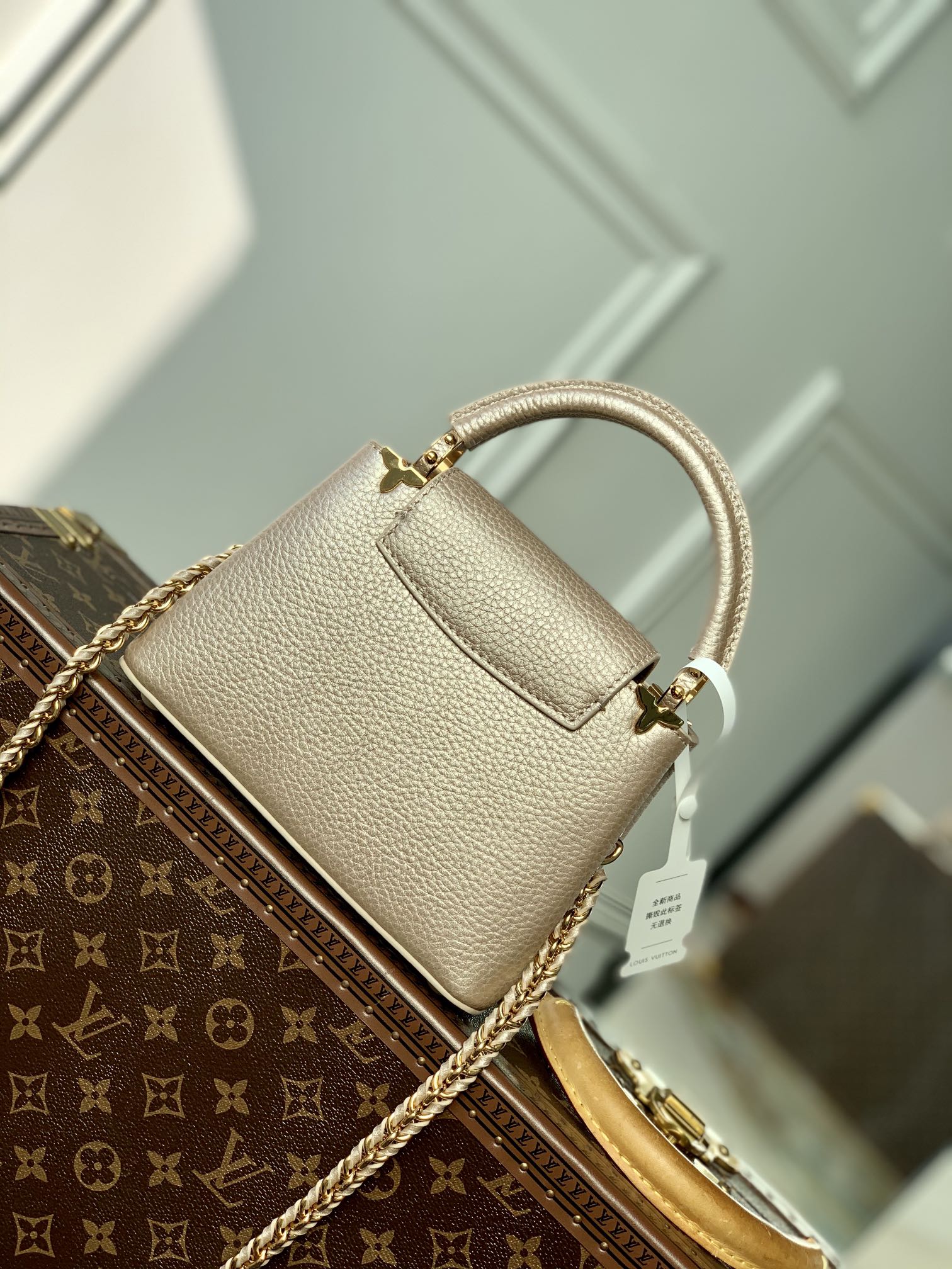 l**is V*t*n capucines handlebag