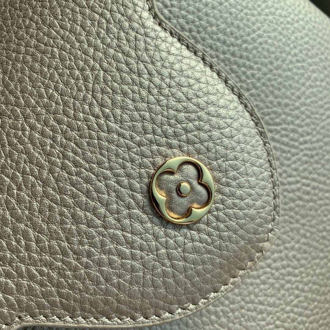 l**is V*t*n capucines handlebag