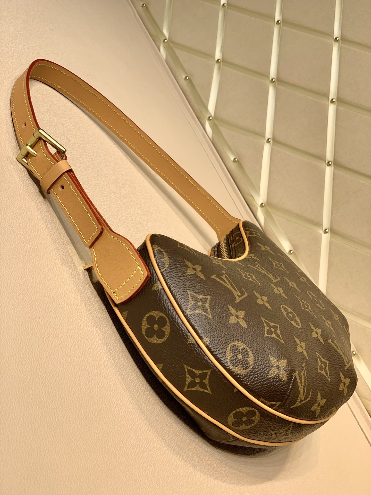 l**is V*t*n pochette croissant-26✖️13cm