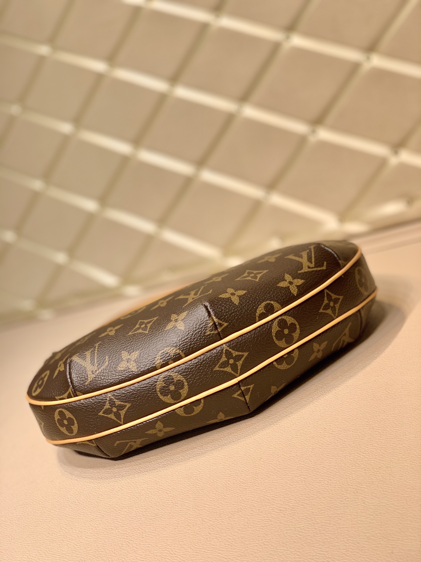 l**is V*t*n pochette croissant-26✖️13cm