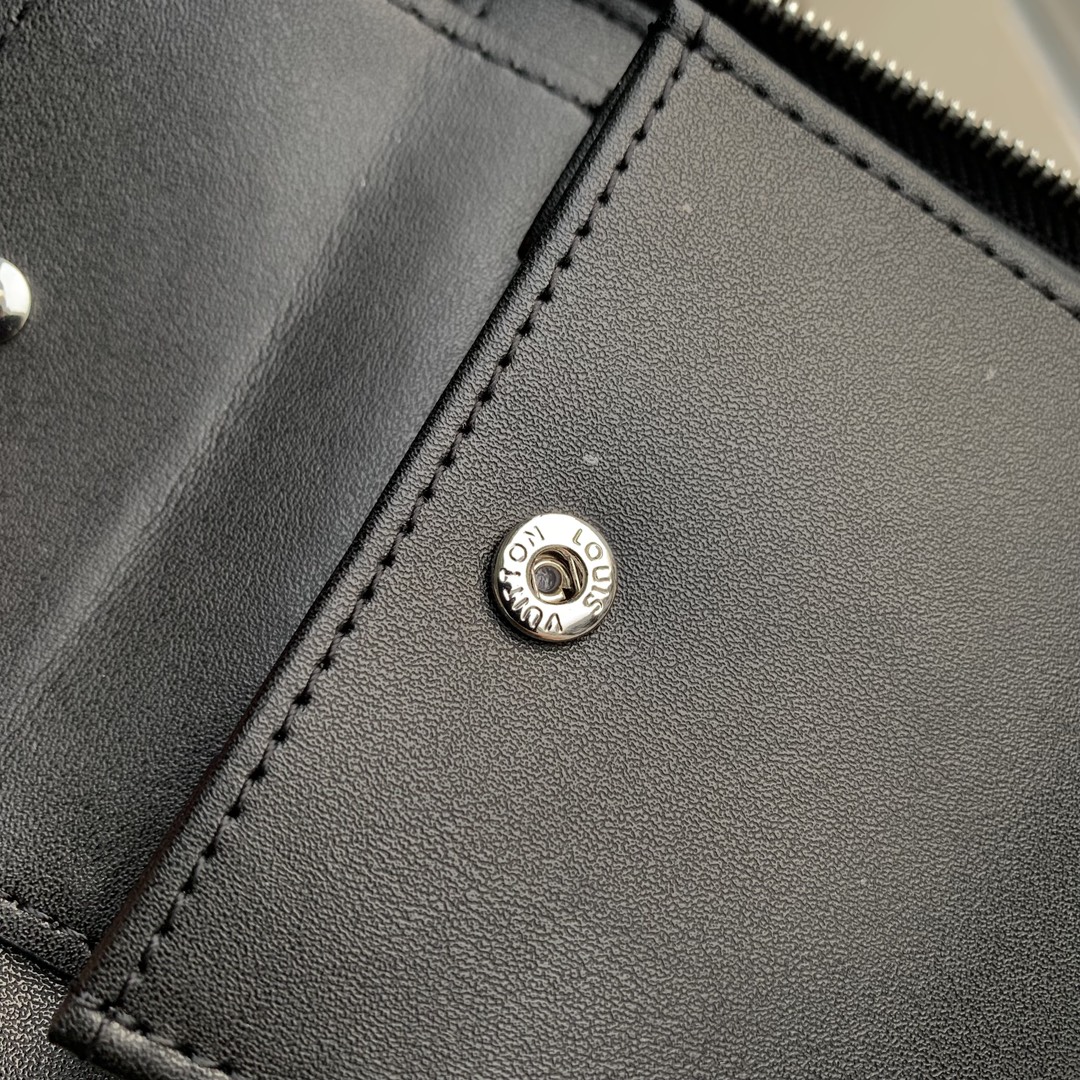 l**is V*t*n wallet-m81558-11.5 x 10.5 x 2cm