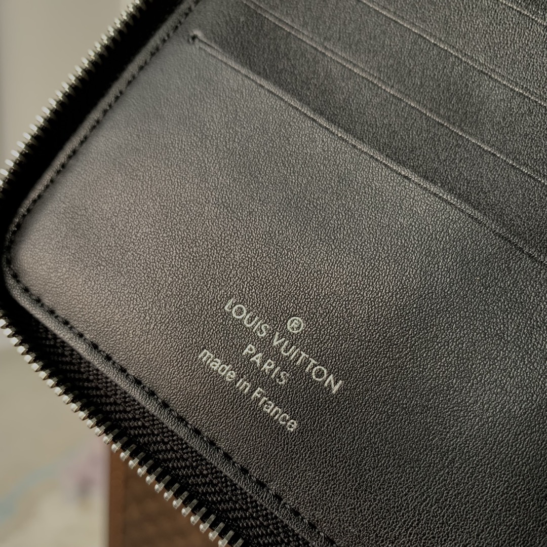 l**is V*t*n wallet-m81558-11.5 x 10.5 x 2cm