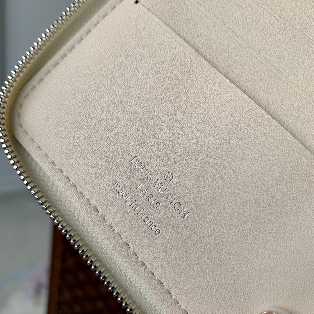 l**is V*t*n wallet-m81558-11.5 x 10.5 x 2cm