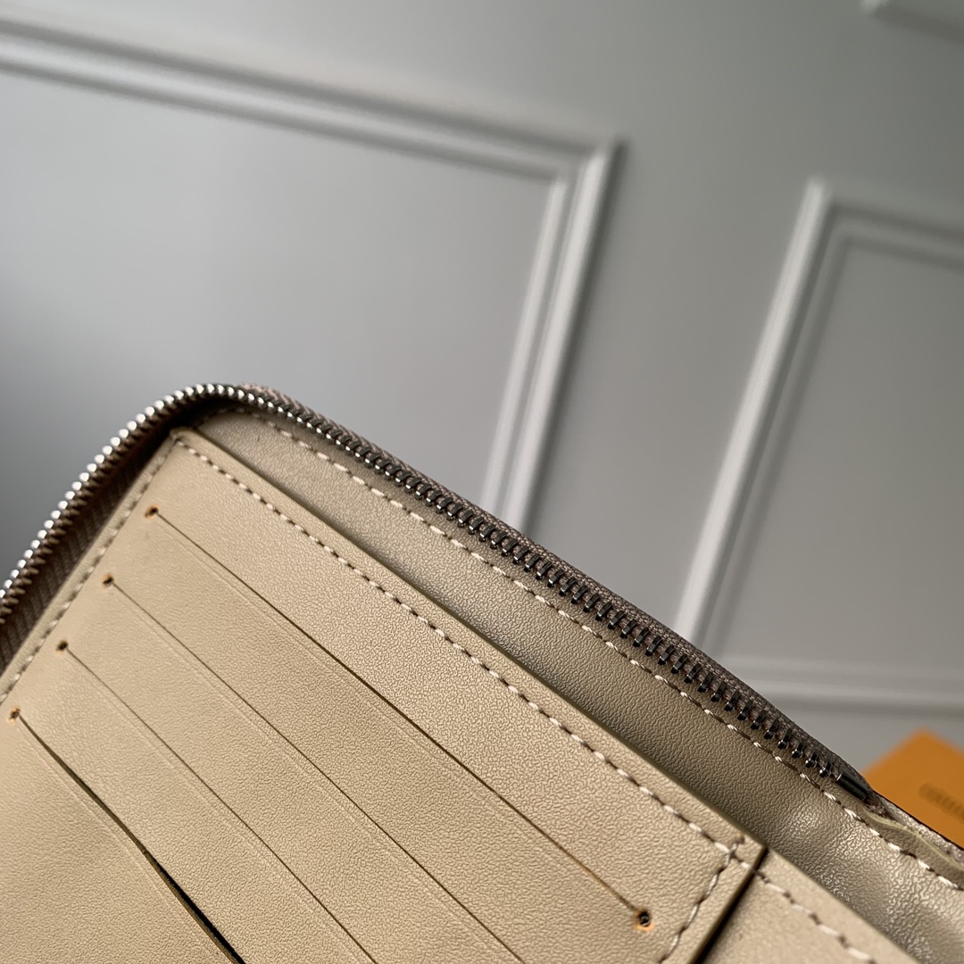 l**is V*t*n wallet-m81558-11.5 x 10.5 x 2cm