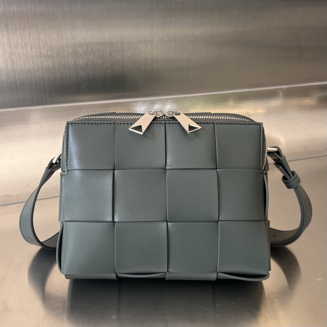 Bo*te*ga ve*ne*ta camera bag-20x15x5cm