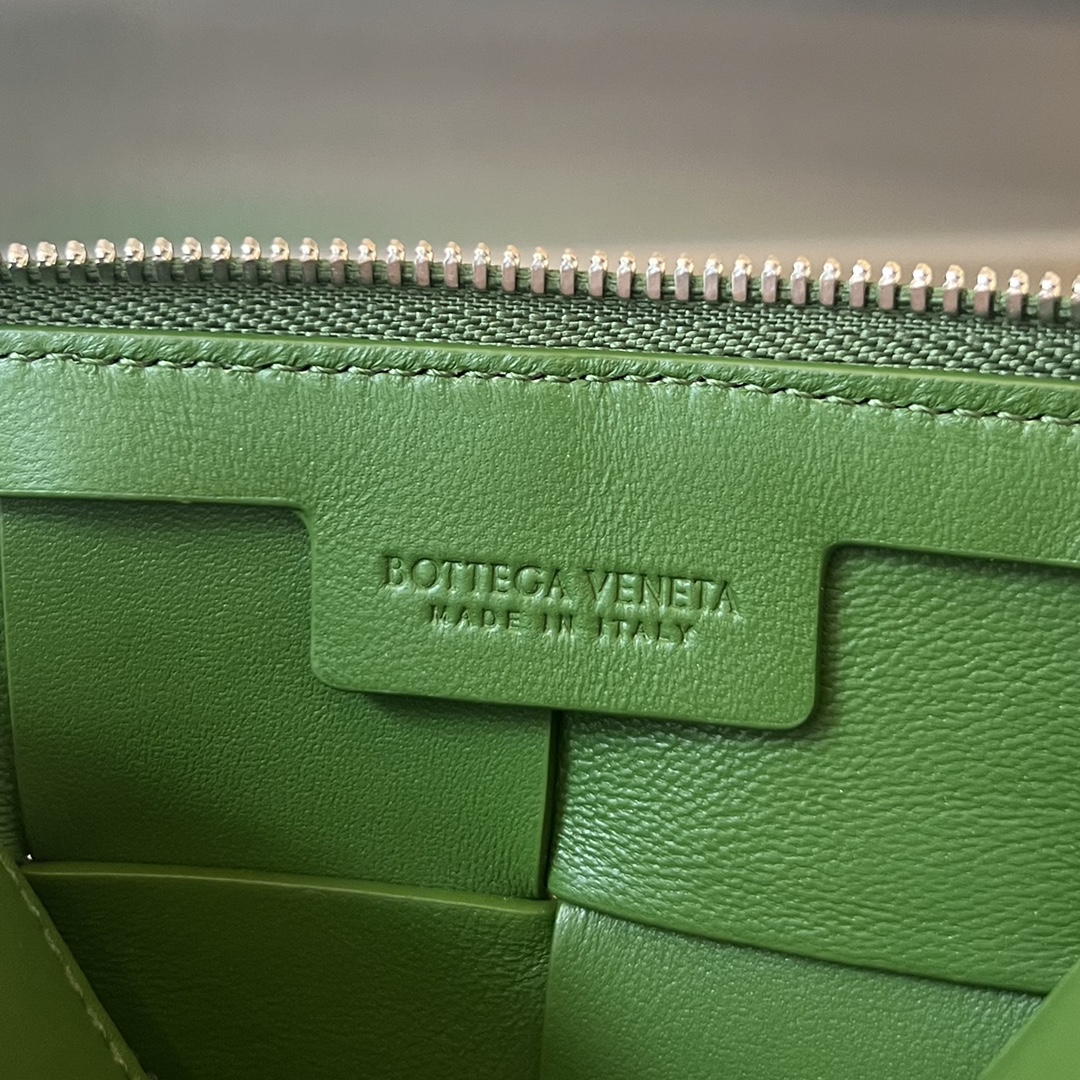 Bo*te*ga ve*ne*ta camera bag-20x15x5cm