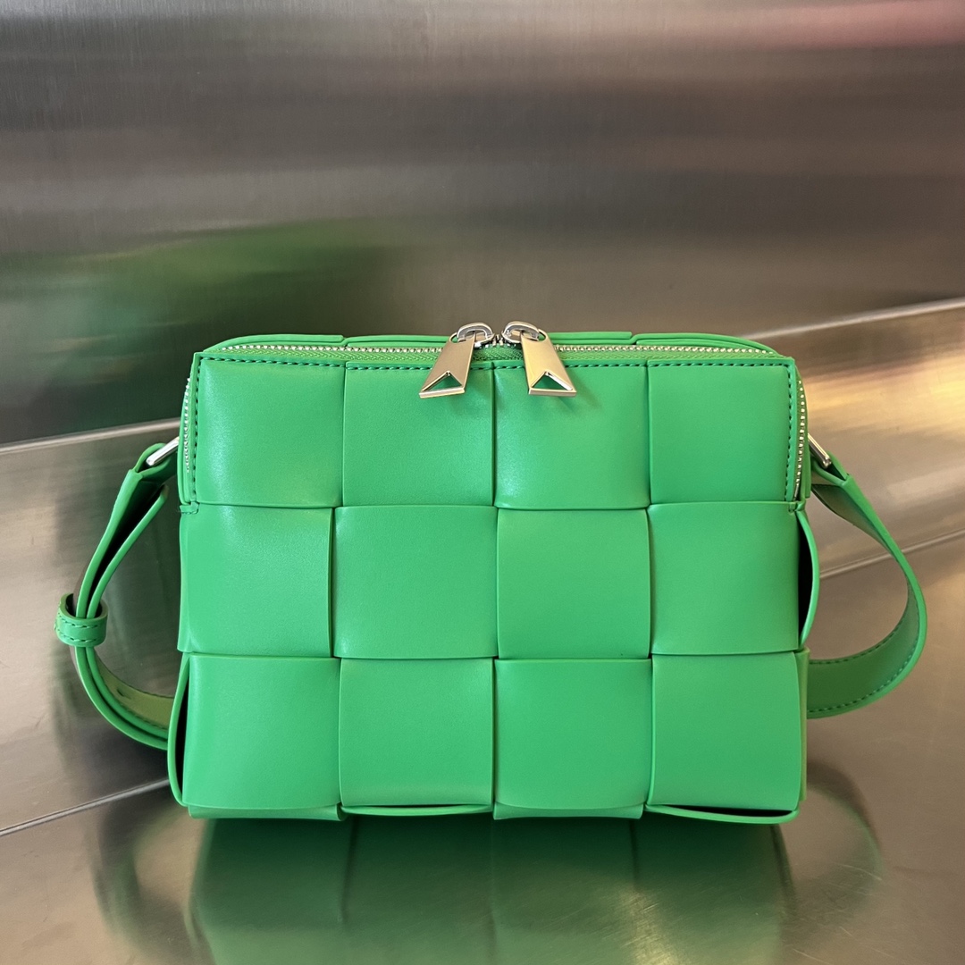 Bo*te*ga ve*ne*ta camera bag-20x15x5cm