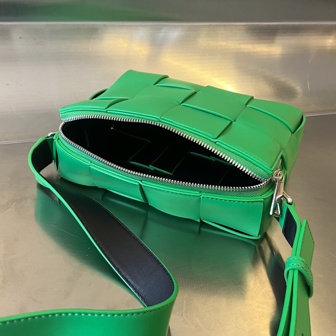 Bo*te*ga ve*ne*ta camera bag-20x15x5cm