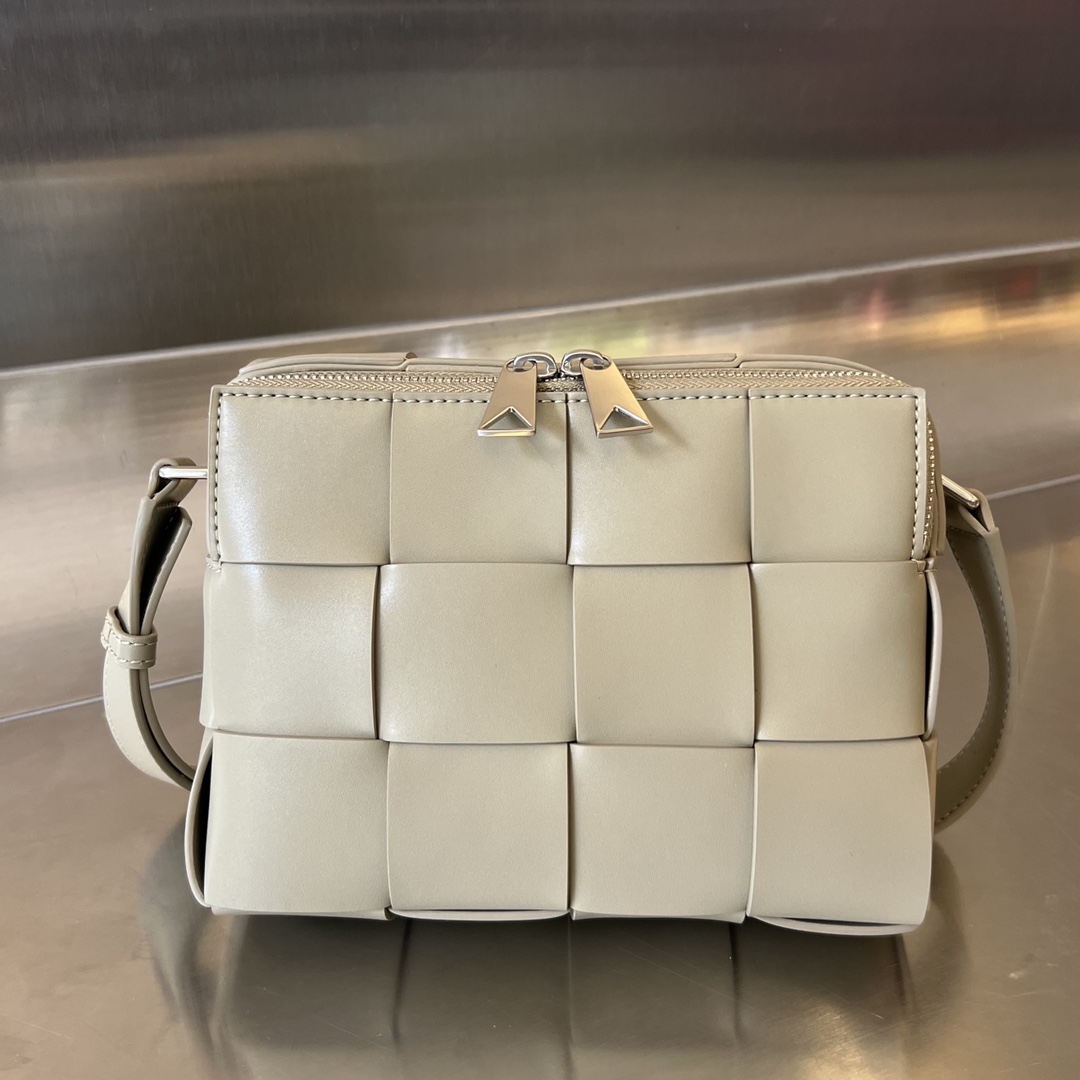 Bo*te*ga ve*ne*ta camera bag-20x15x5cm