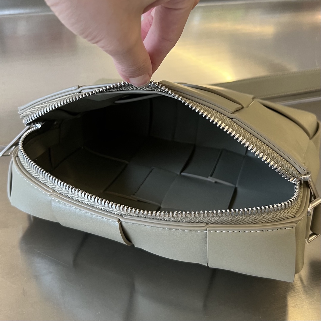 Bo*te*ga ve*ne*ta camera bag-20x15x5cm