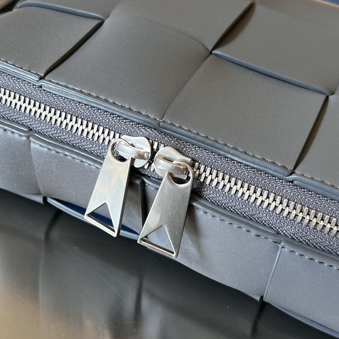 Bo*te*ga ve*ne*ta camera bag-20x15x5cm