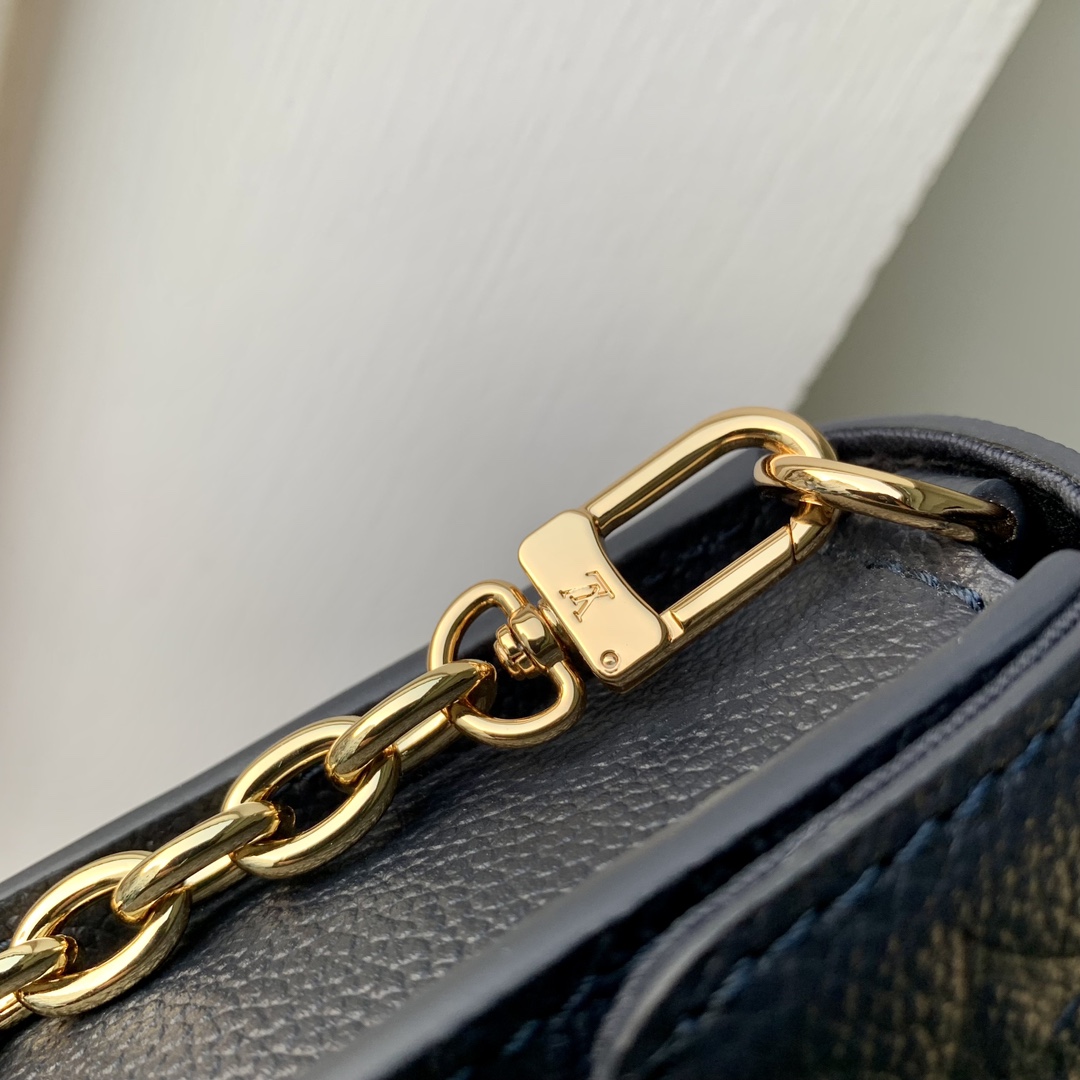 l**is V*t*n wallet on chain-22 x 15 x 5.5cm