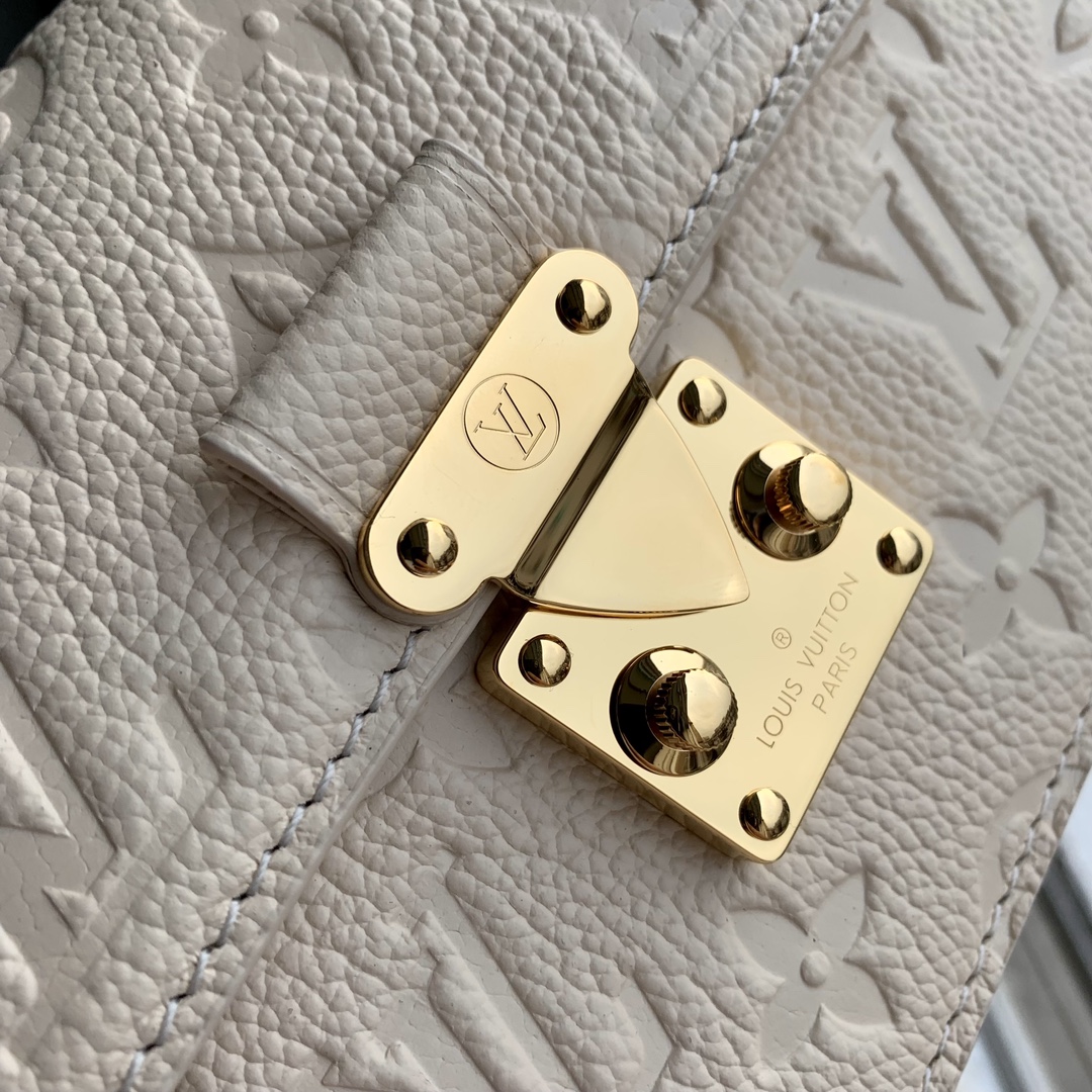 l**is V*t*n wallet on chain-22 x 15 x 5.5cm