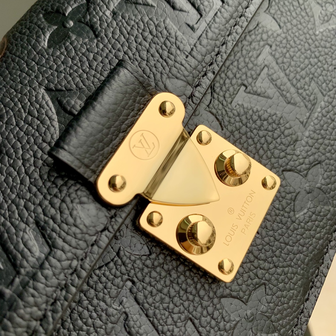 l**is V*t*n wallet on chain-22 x 15 x 5.5cm